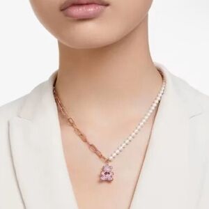 Swarovski Teddy pendant
Crystal pearl, Bear, Pink, Rose gold-tone plated